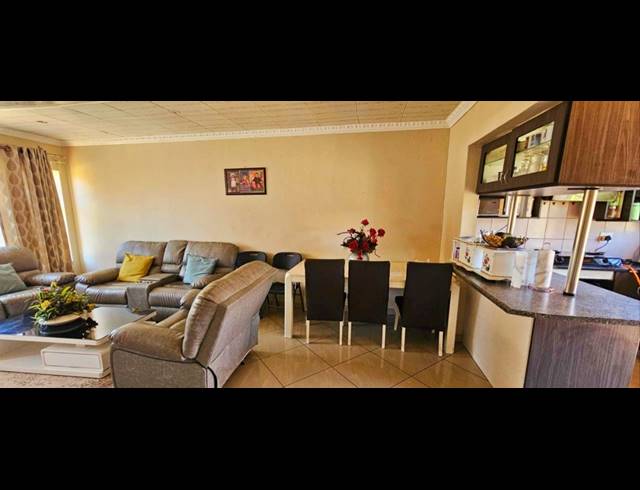 3 BEDROOM TOWNHOUSE FOR SALE IN SOUTH CREST